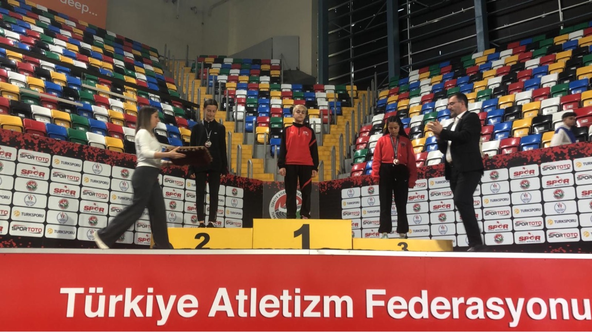 Öğrencimiz Bilge DEMİREL Okul Sporları Salon Atletizm Yürüyüş Yarışında Türkiye 1.'si Olmuştur.